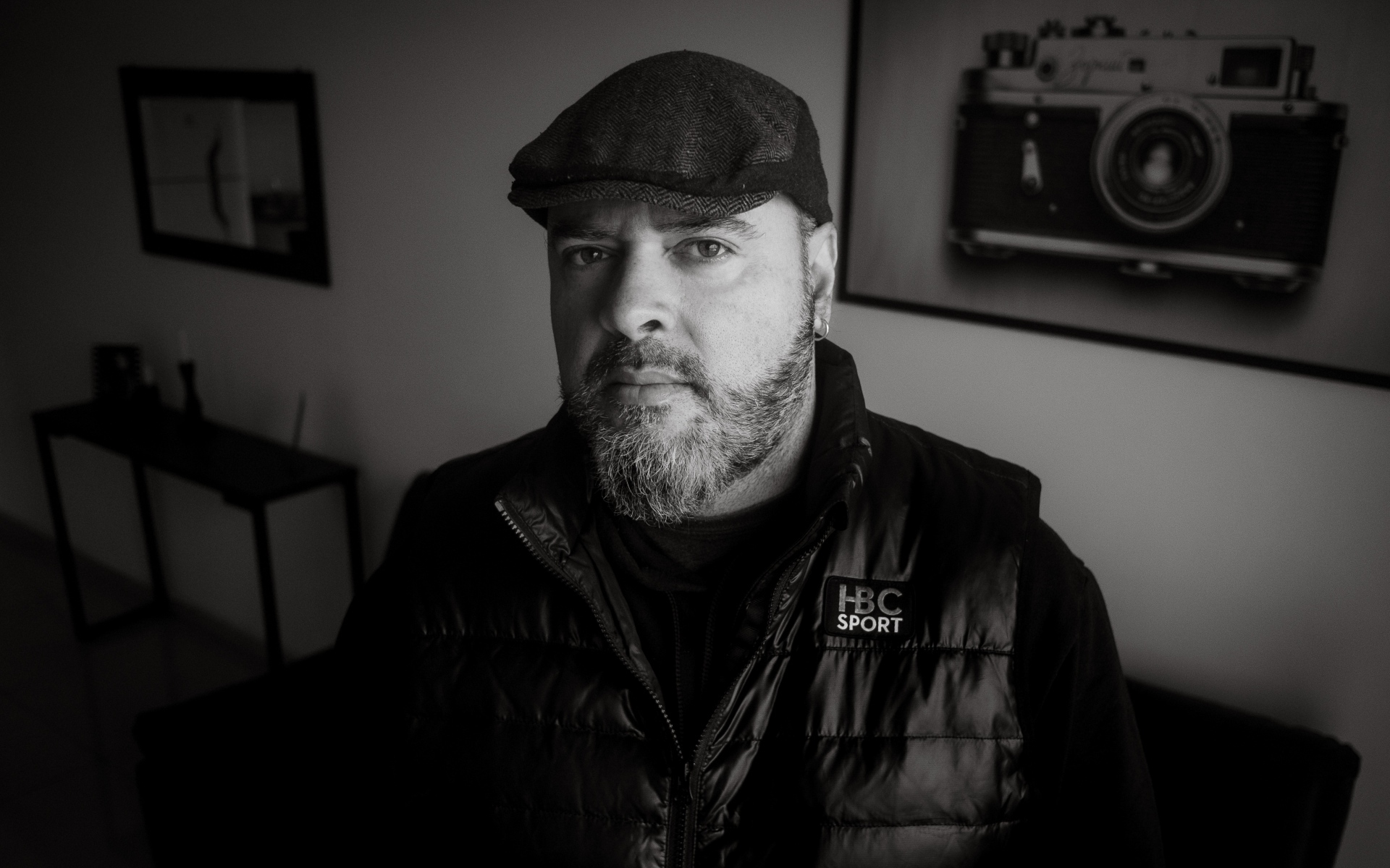 Бородатый мужчина в черной куртке