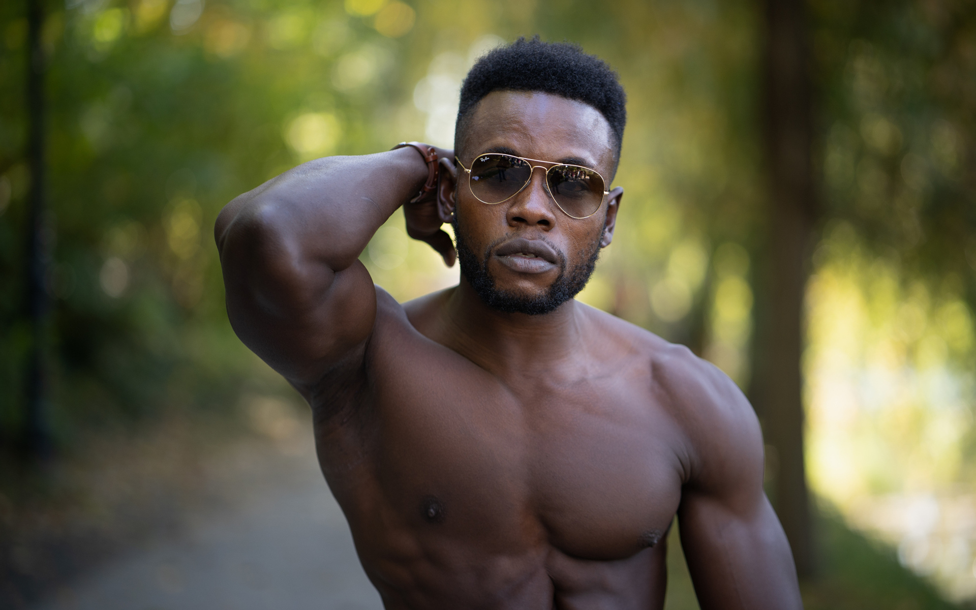 Накаченный сильный темнокожий мужчина