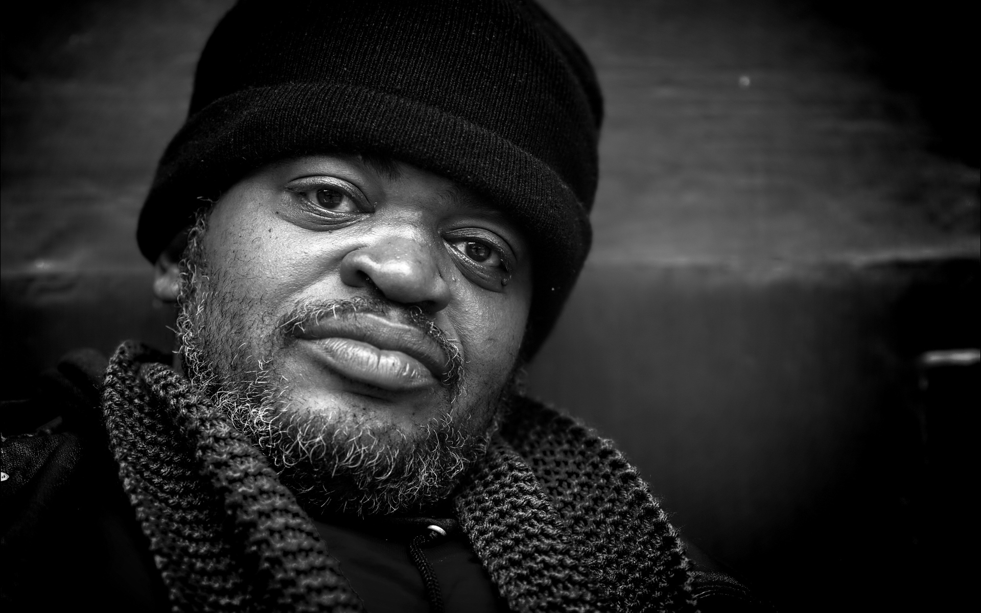 Пожилой темнокожий мужчина в черной шапке