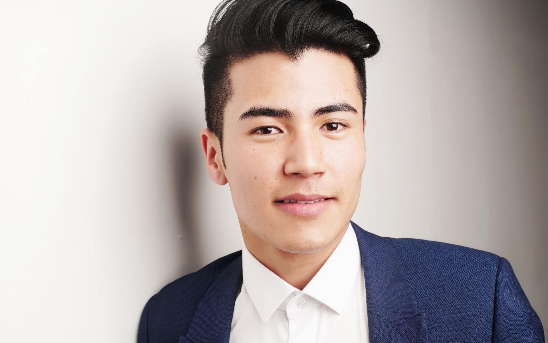 Красивый мужчина модель с прической