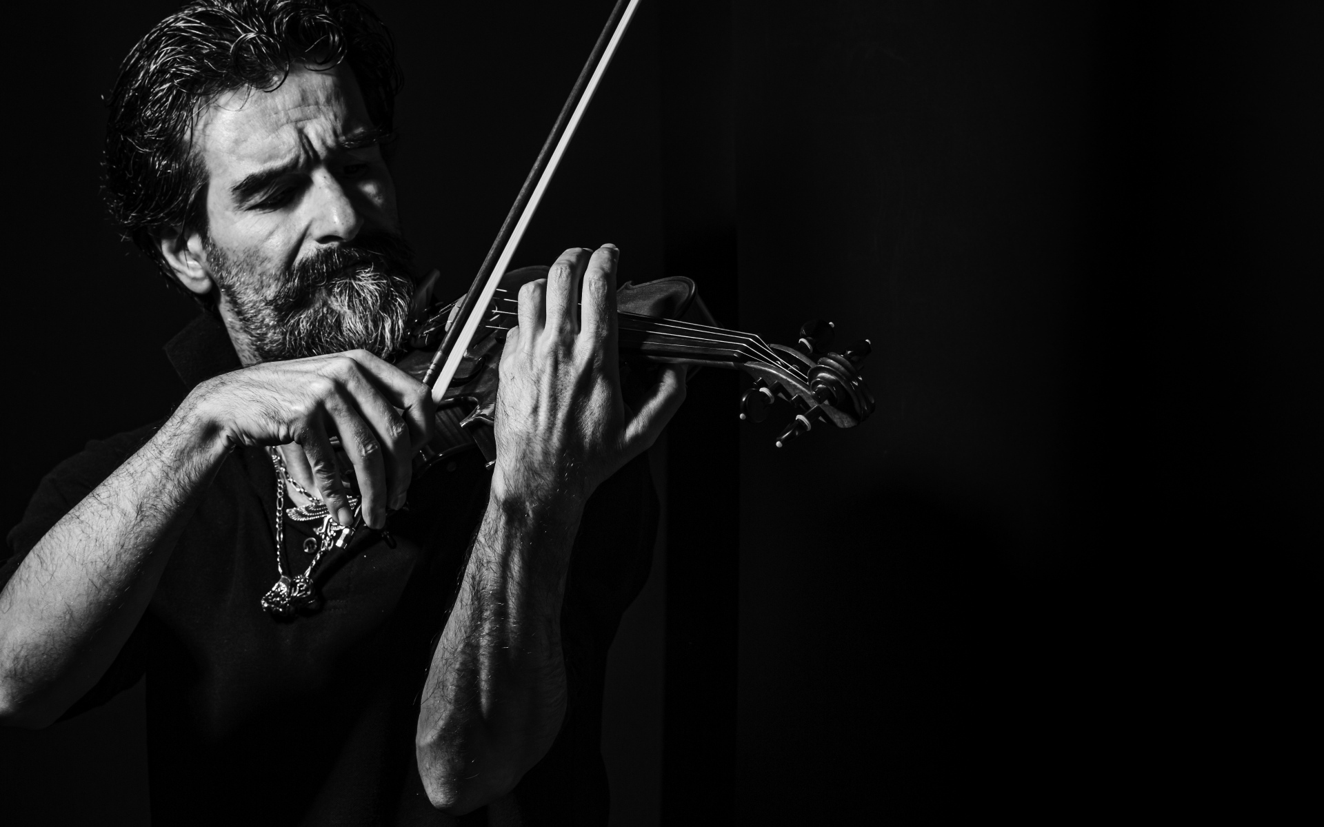 Мужчина музыкант со скрипкой в руках