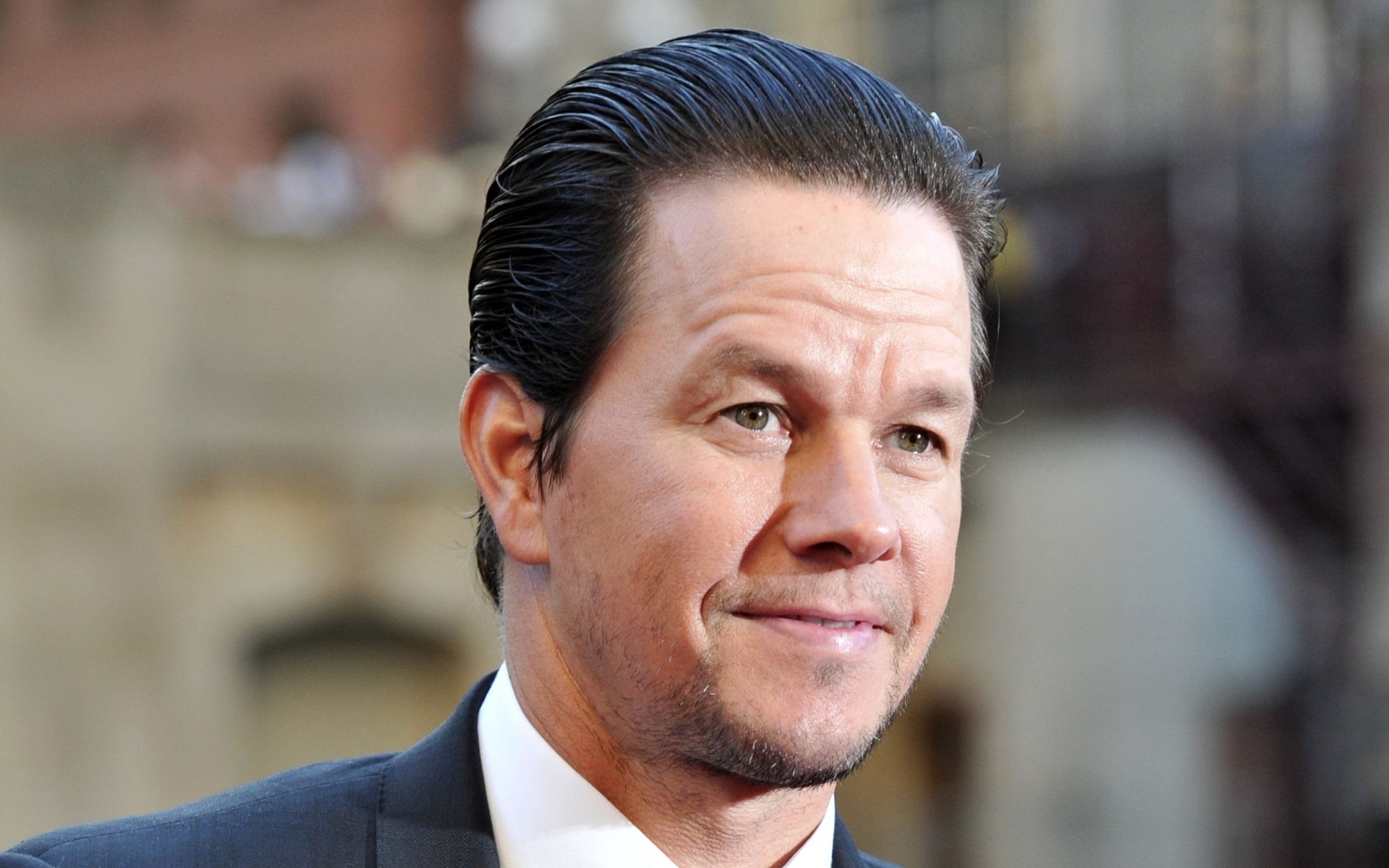 Актер Марк Уолберг  в костюме