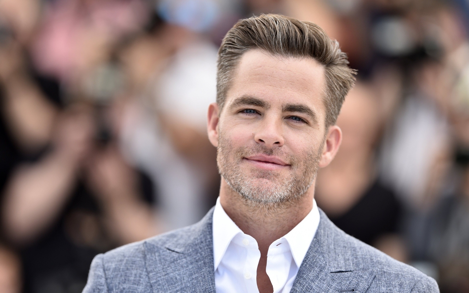 Американский актер Крис Пайн в костюме