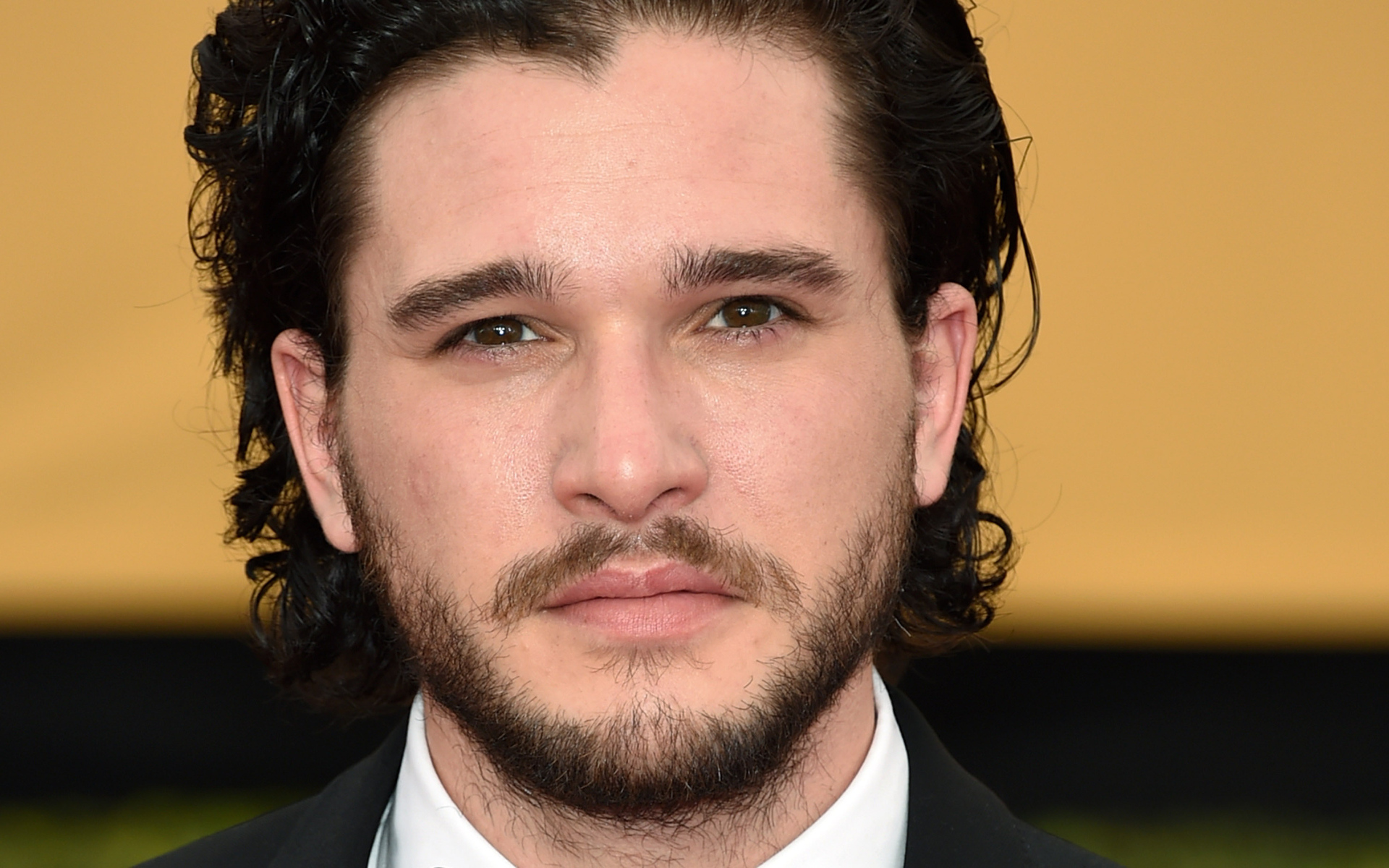 Кареглазый мужчина, актер  Кит Харингтон