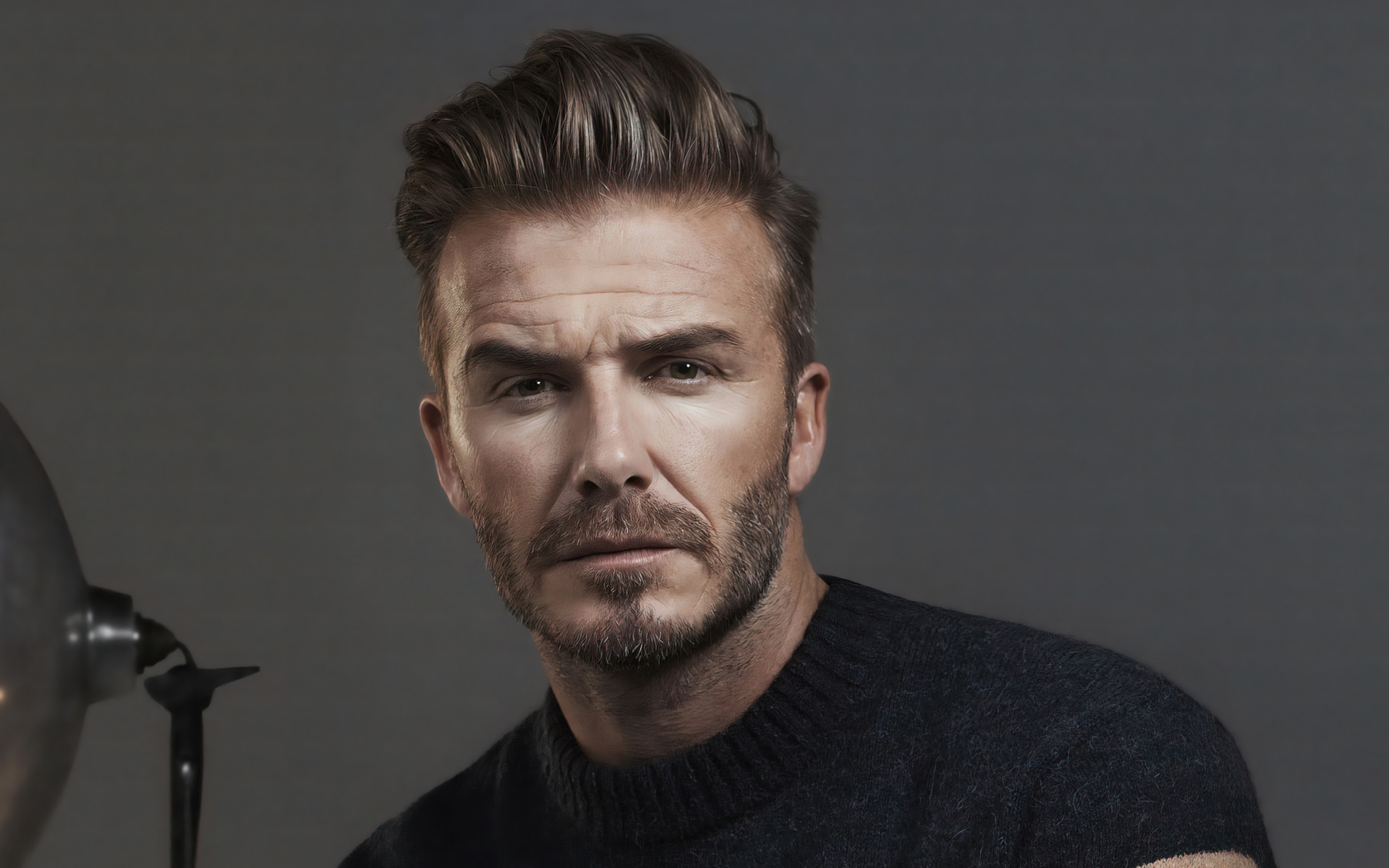 Красивый мужчина Дэвид Бекхэм на сером фоне