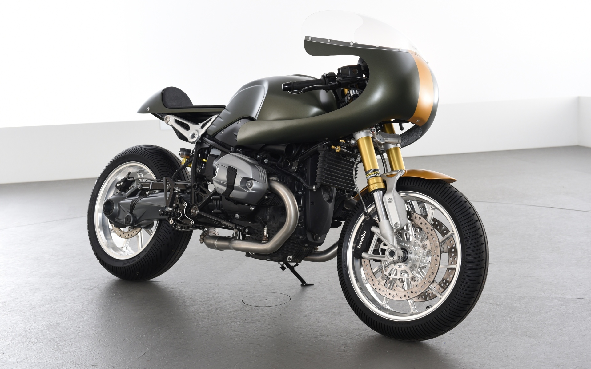 Большой черный мотоцикл  BMW