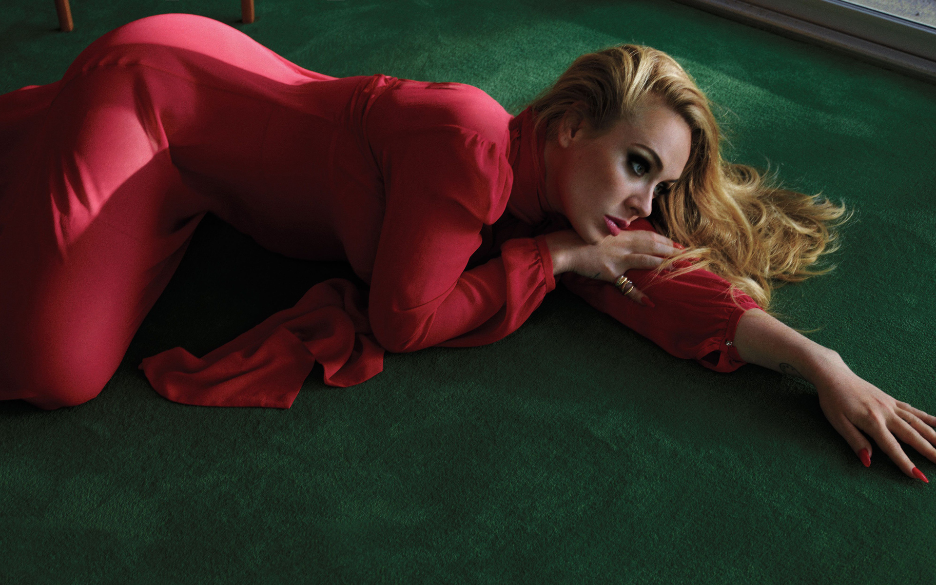 Красивая блондинка певица Адель в красном платье