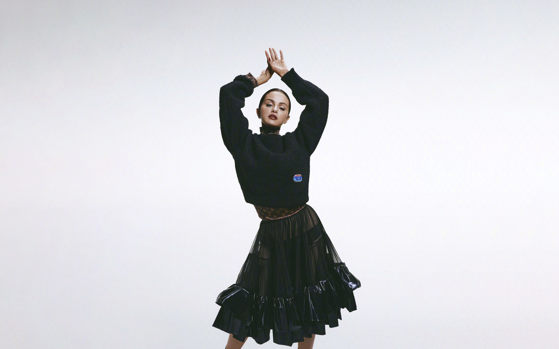 Красивая певица и модель Селена Гомес на сером фоне