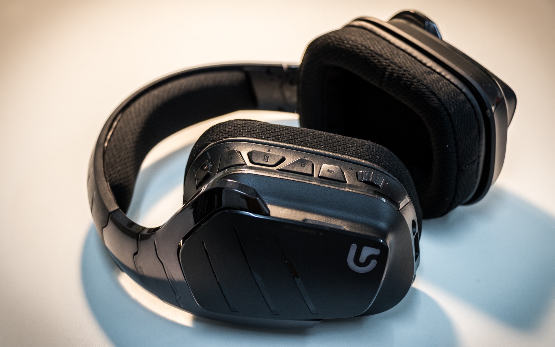 Большие черные наушники на сером фоне