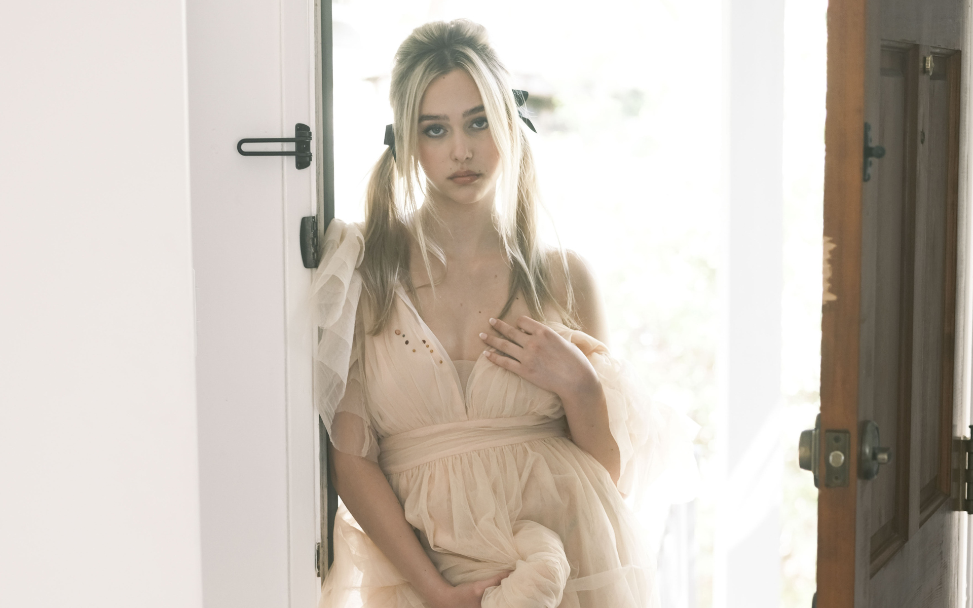 Исполнительница Havanna Winter в платье