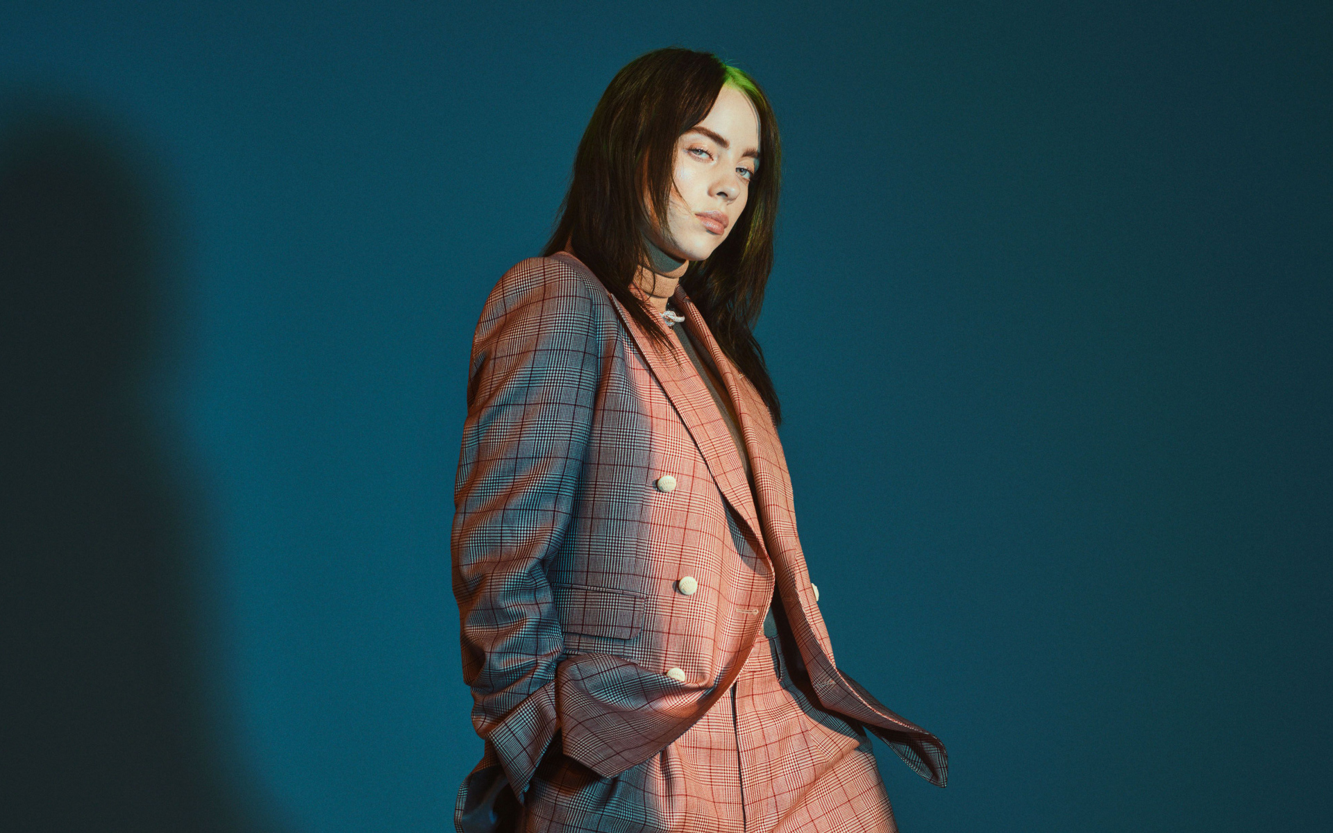 Популярная американская певица Билли Айлиш в костюме