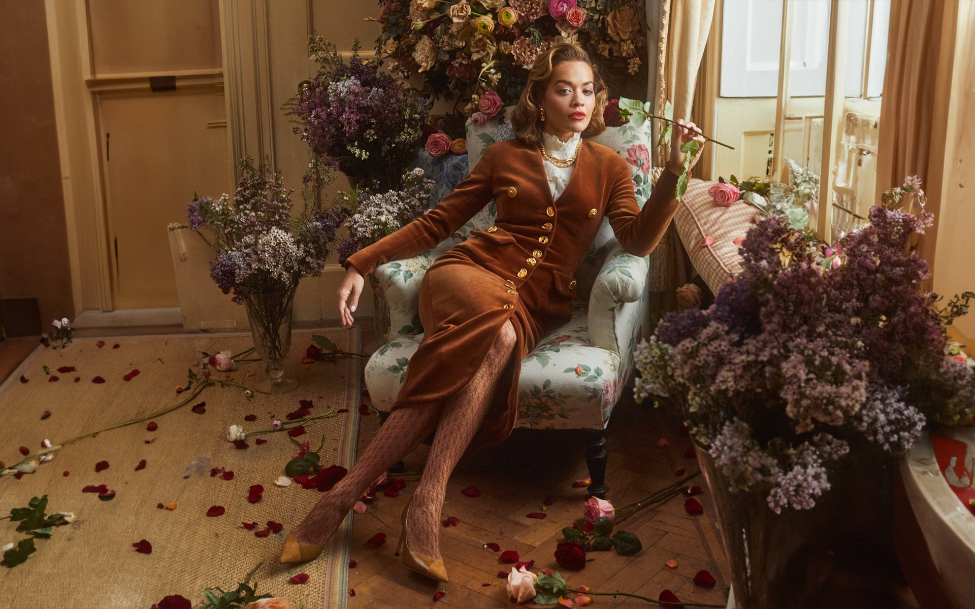 Популярная певица Рита Ора сидит в кресле