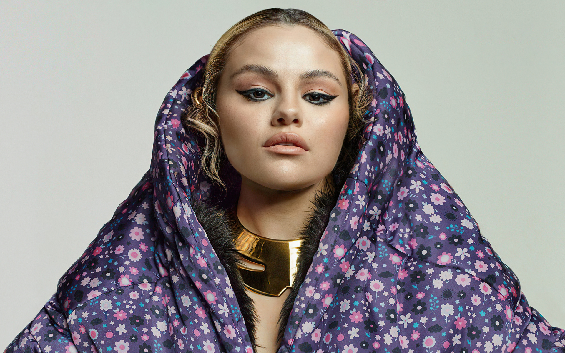 Популярная певица Селена Гомес в одеяле