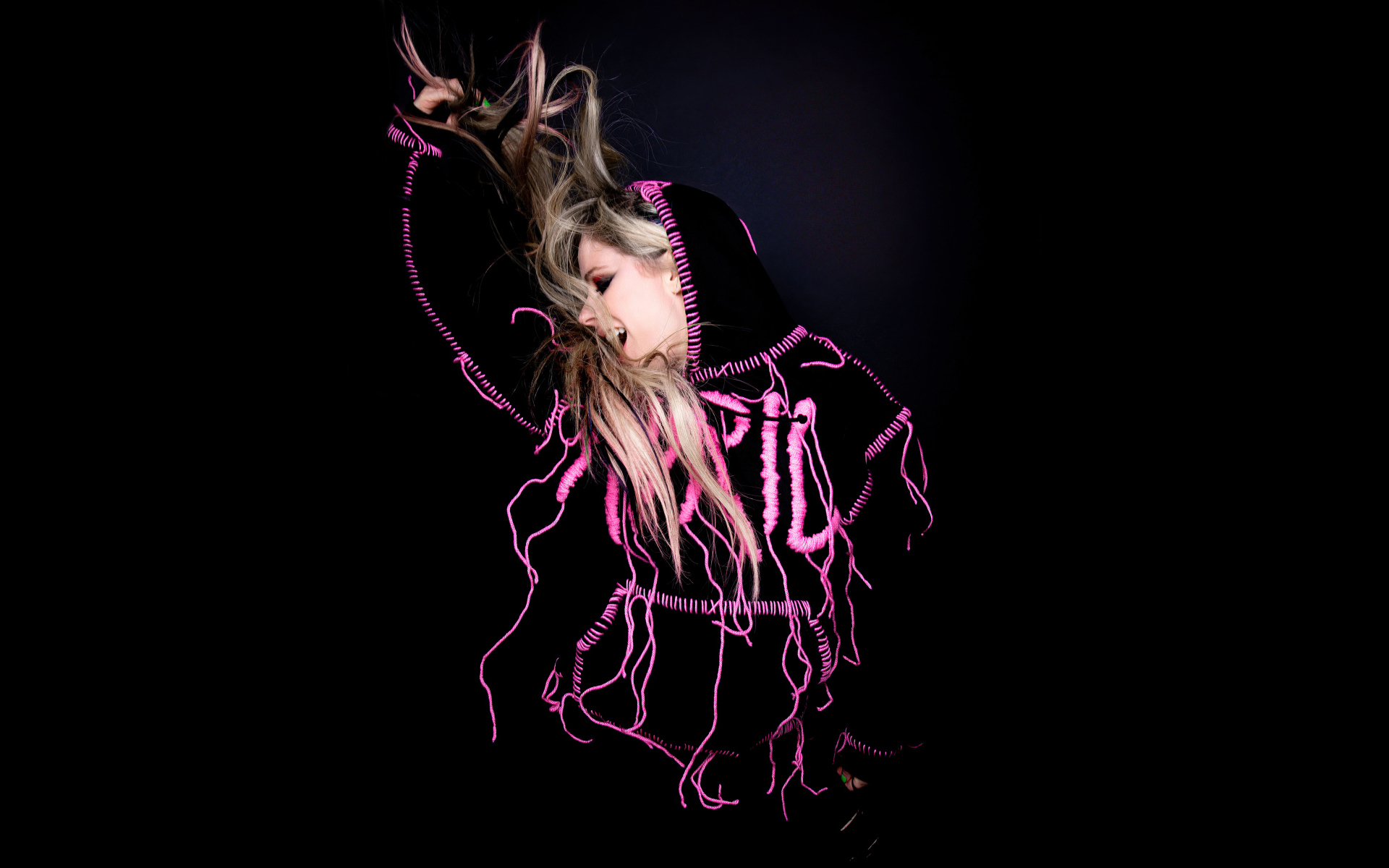 Певица Аврил Лавин  на черном фоне