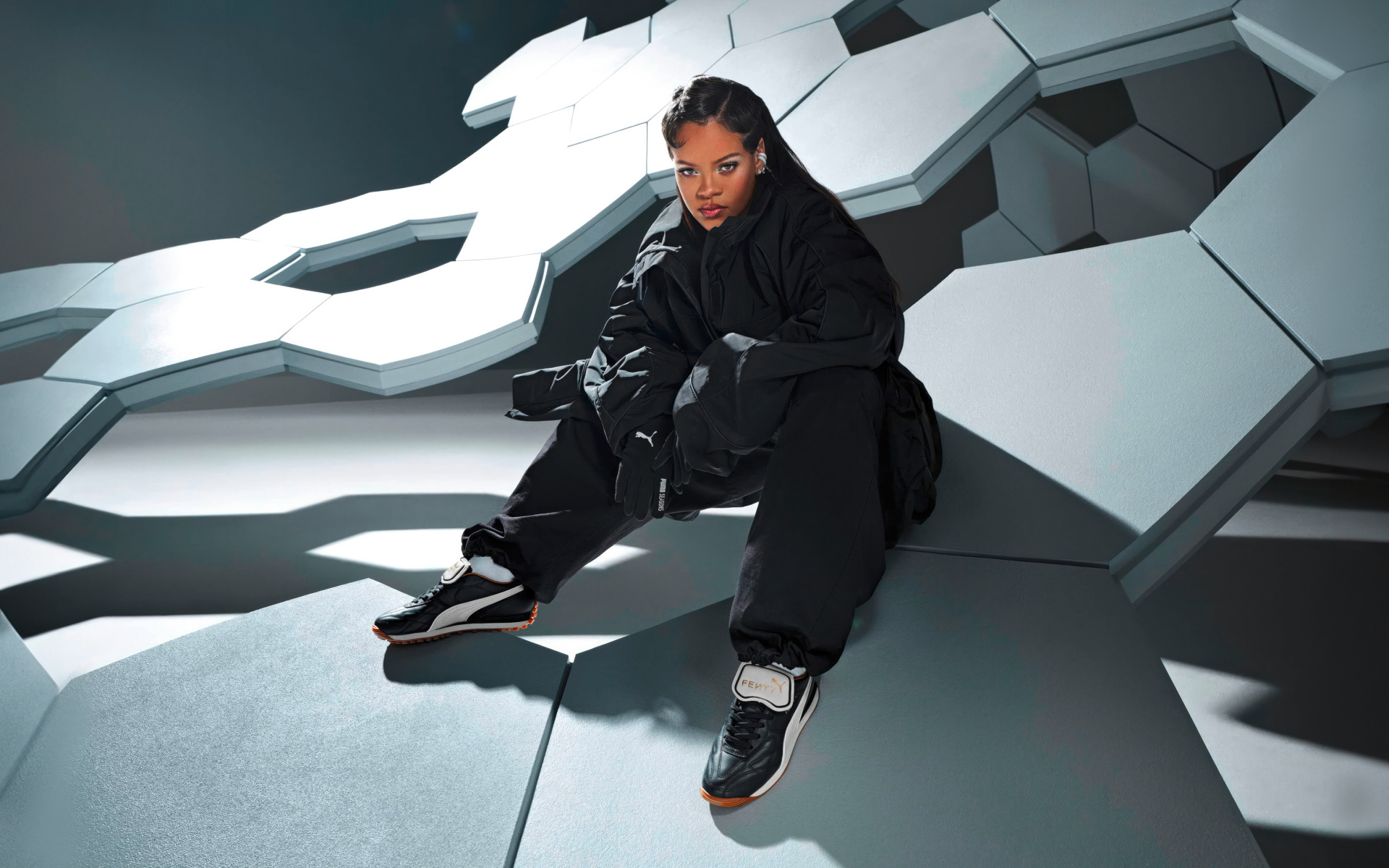 Певица Рианна в черном спортивном костюме