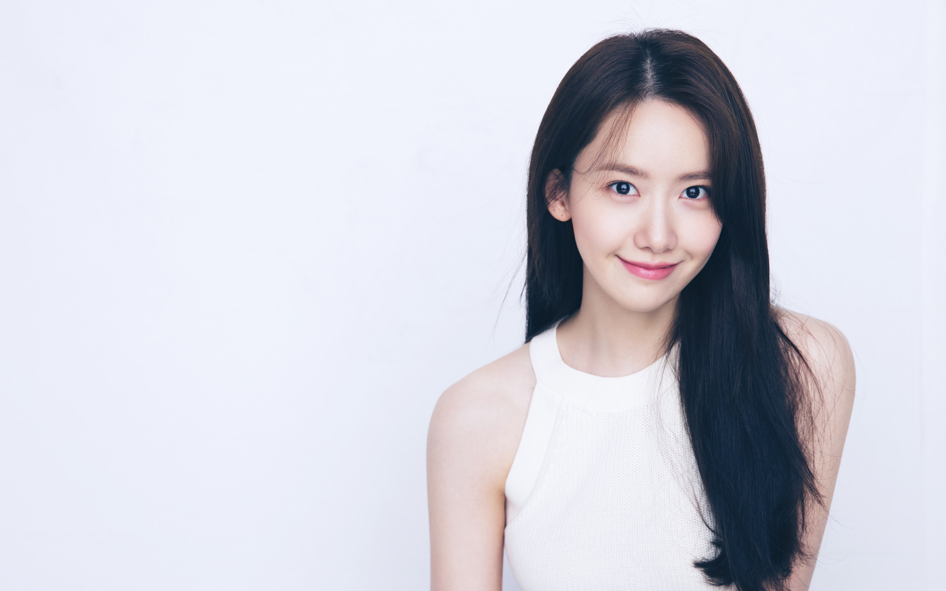 Улыбающаяся девушка Yoona на белом фоне