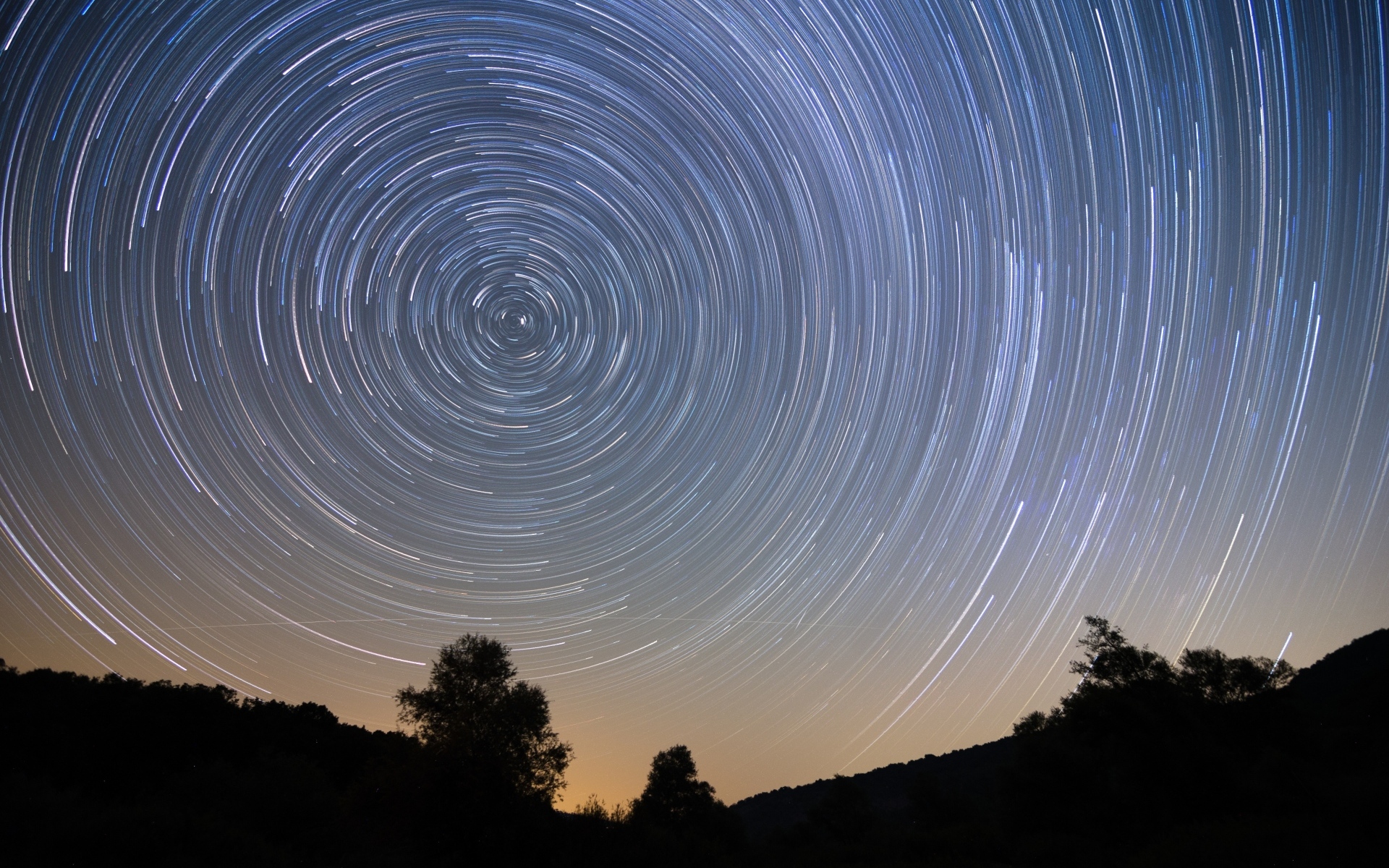 Круги из звезд в ночном небе