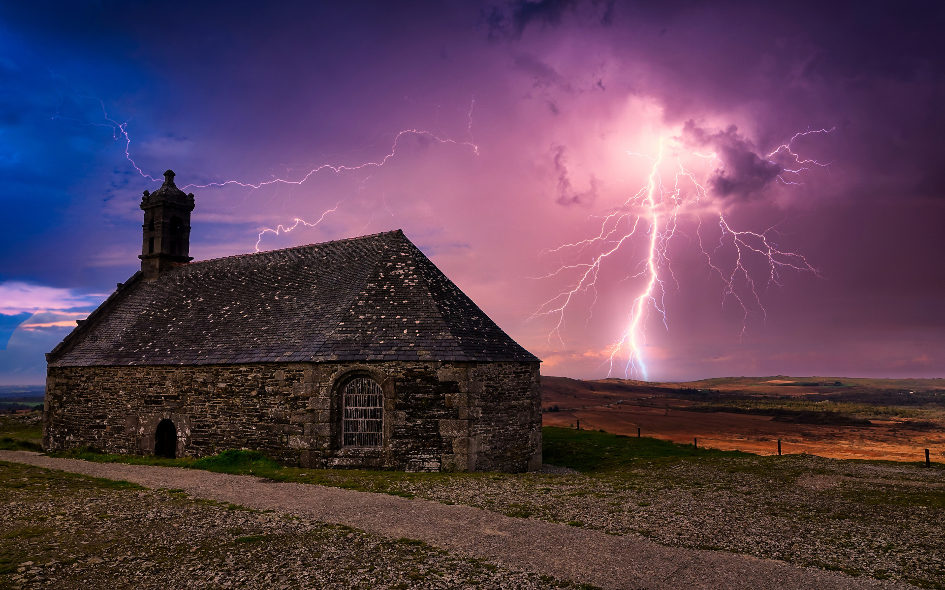 Молния ударила в старый разрушенный дом