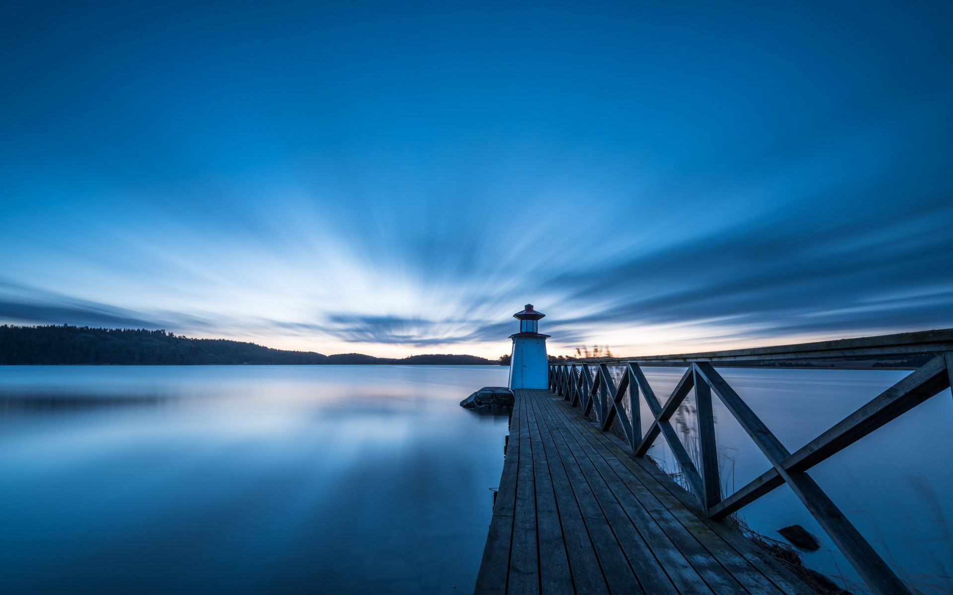 Деревянный причал на фоне красивого неба