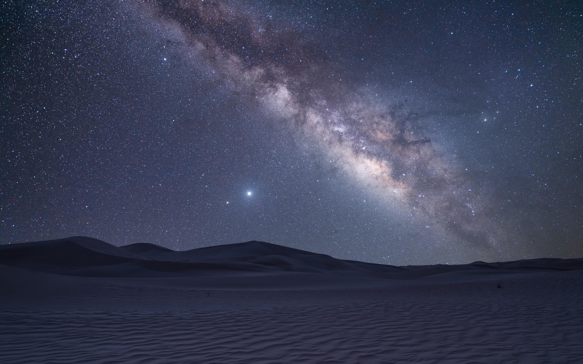 Красивый млечный путь в небе над пустыней