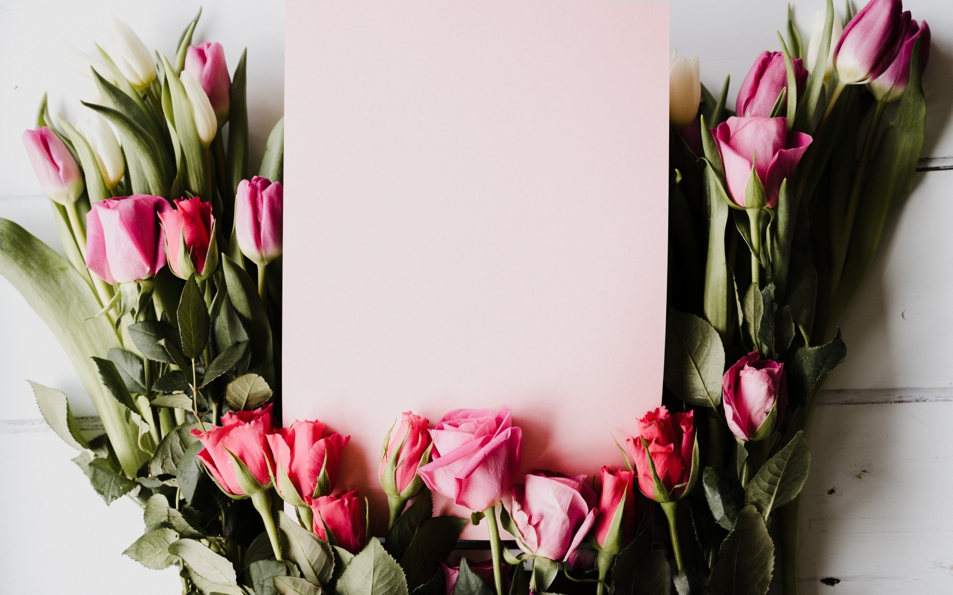 Красивый букет роз с тюльпанами и листом бумаги