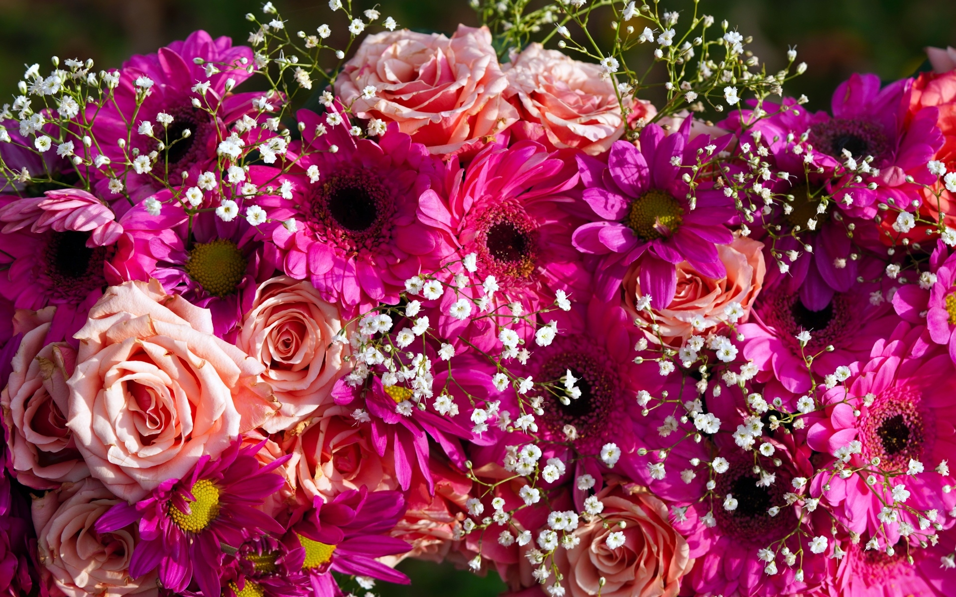 Красивый букет с розовыми розами, хризантемами и герберами