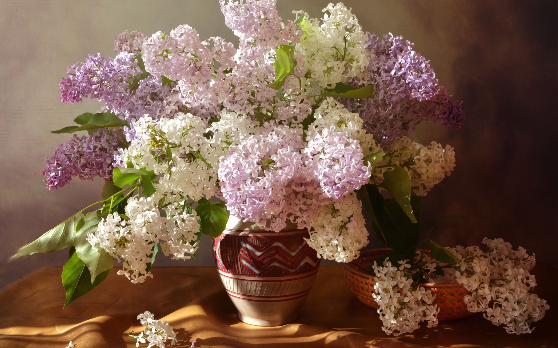 Букет разноцветных цветок сирени в вазе