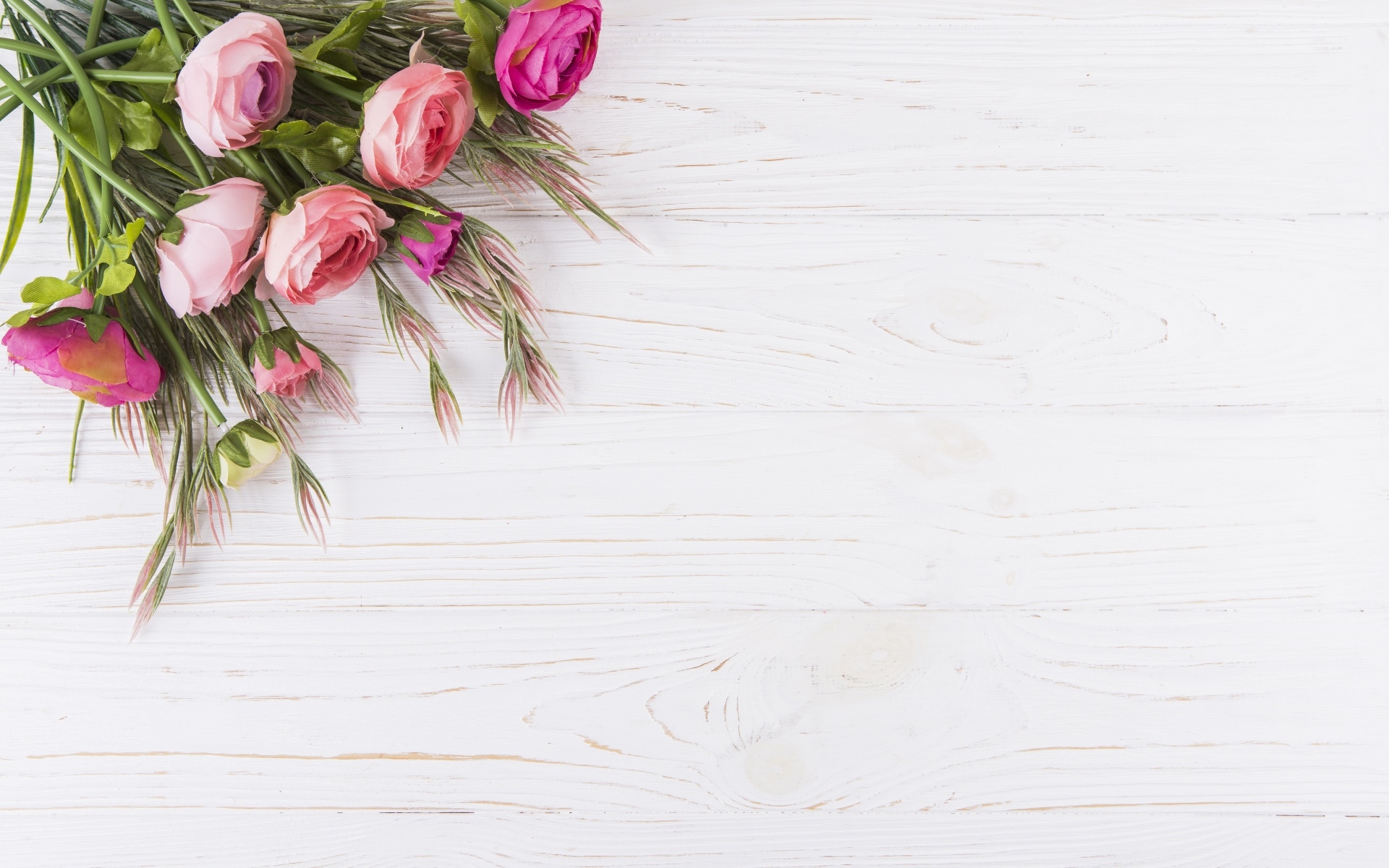 Розовые лютики на белом столе