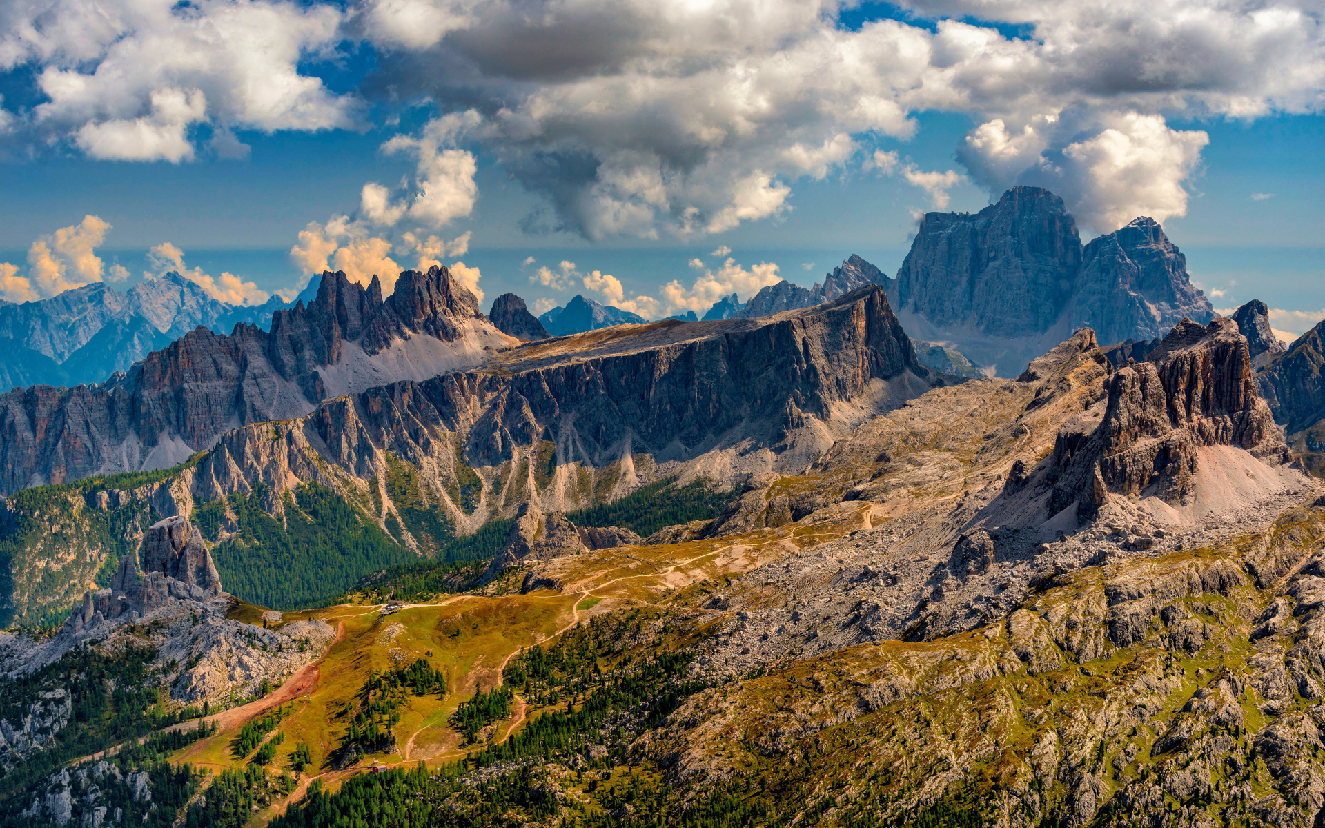 Красивые облака над итальянскими Альпами