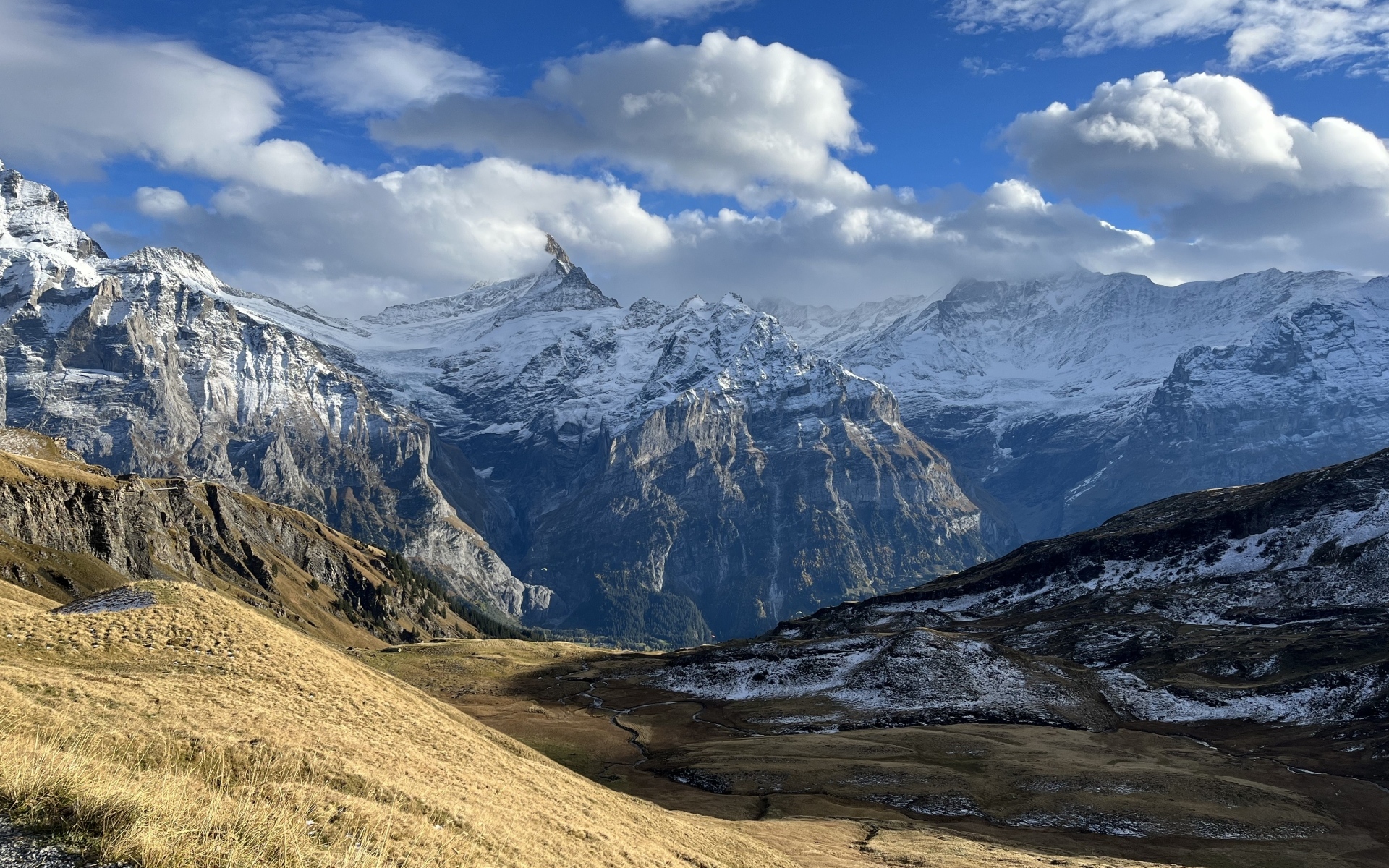 Высокие покрытые снегом горы в белых облаках