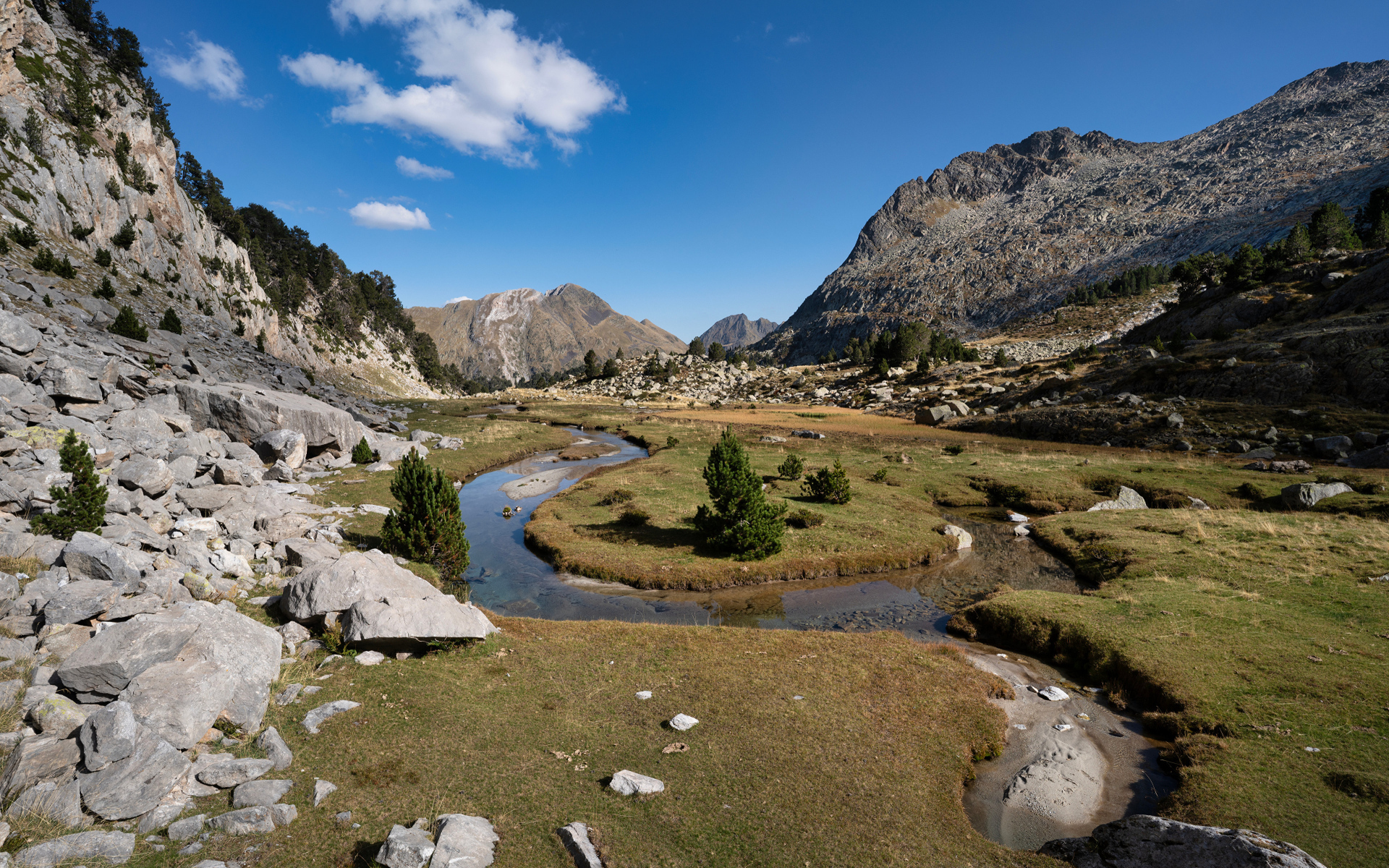Узкая извилистая речка в горах