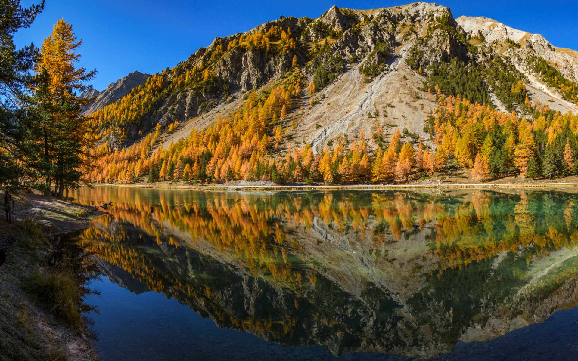 Альпы отражаются в воде осенью