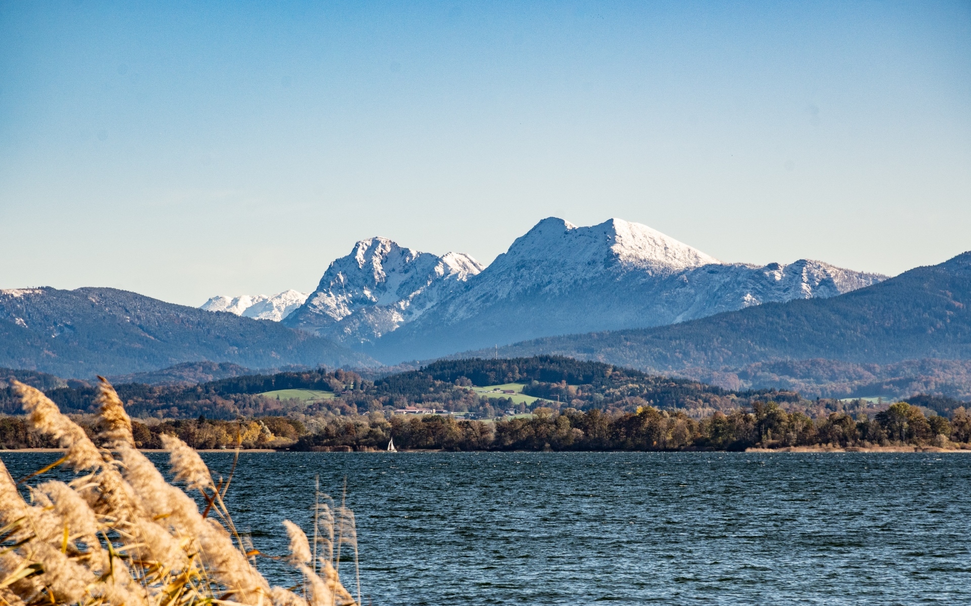 Голубое небо над горой у озера