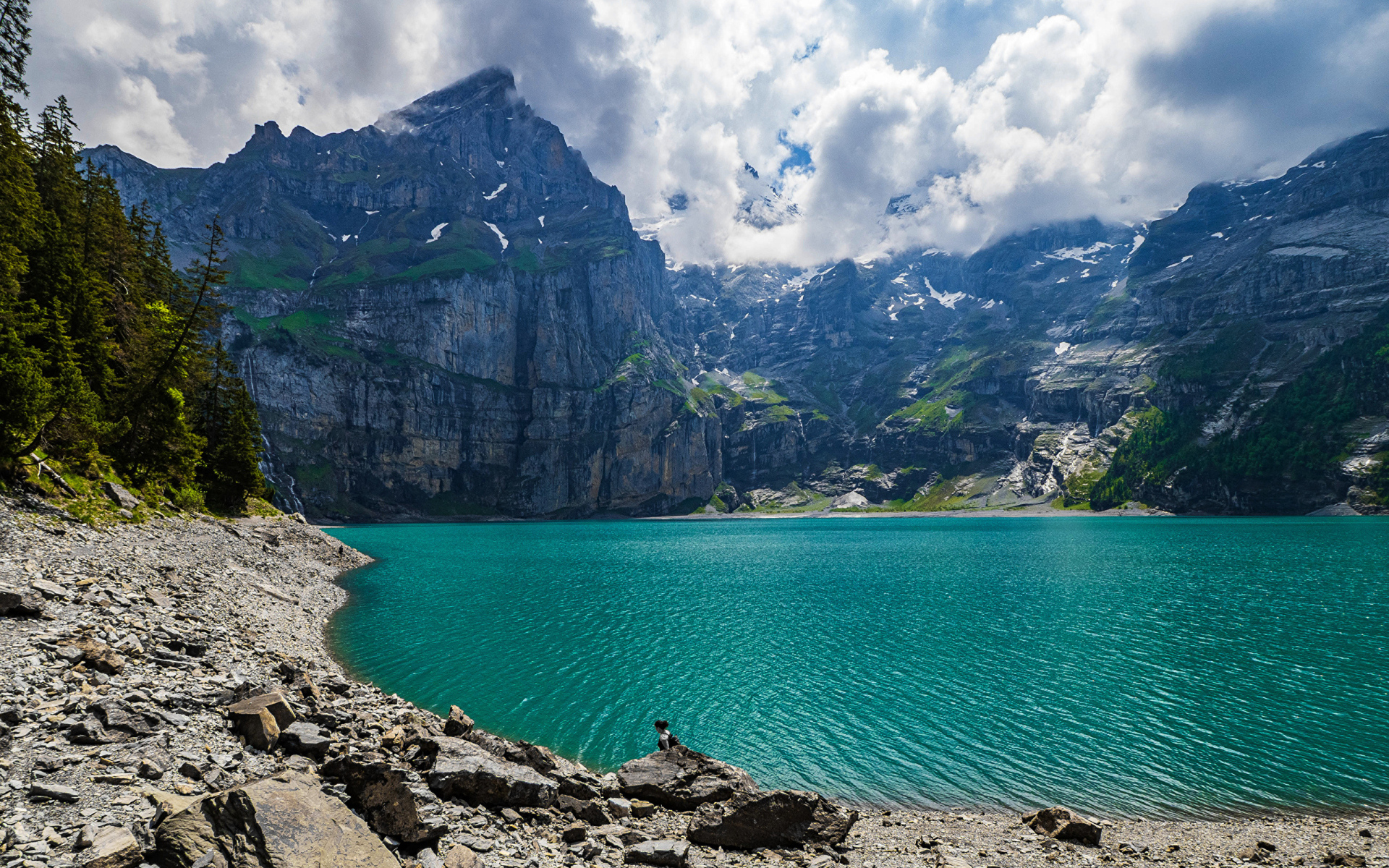 Чистая голубая вода в горном озере