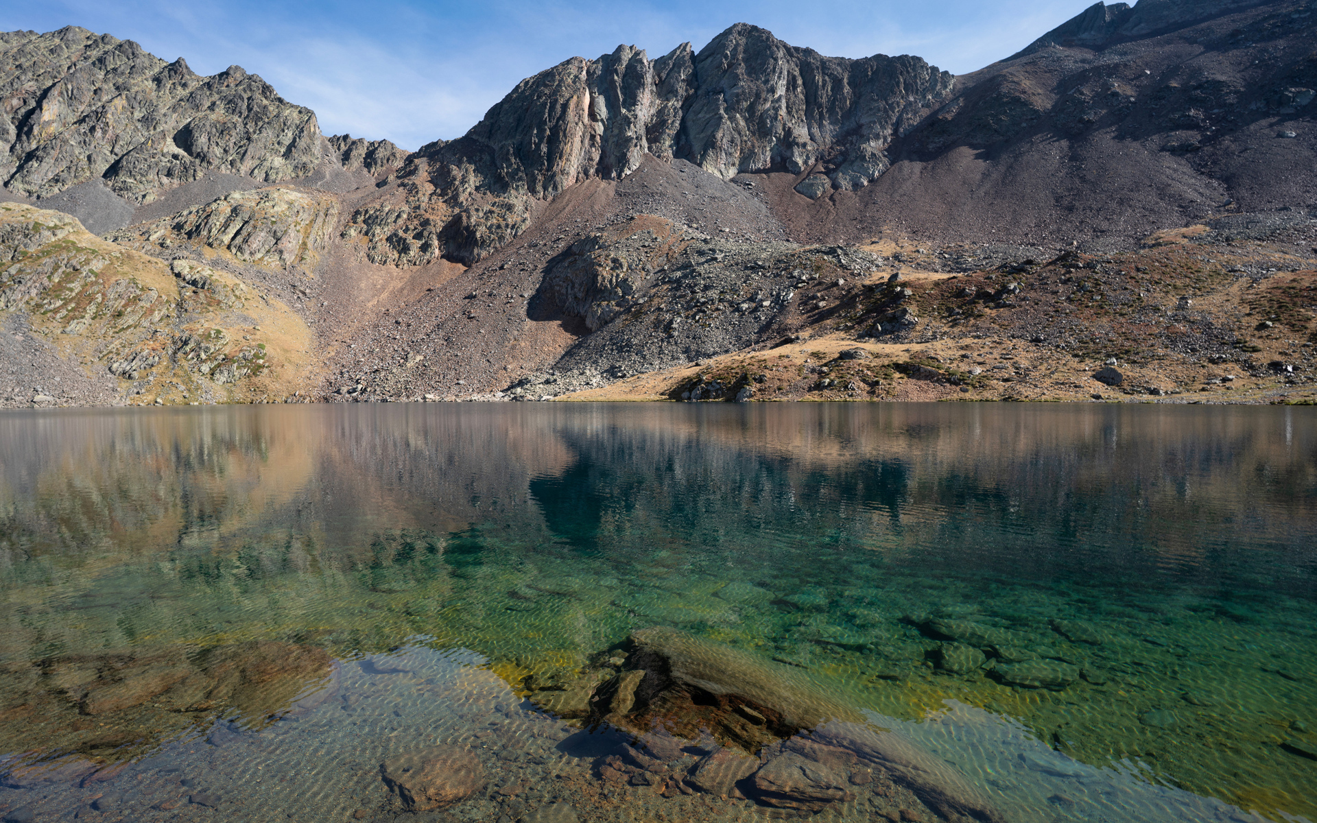 Прозрачная вода в карьере у гор