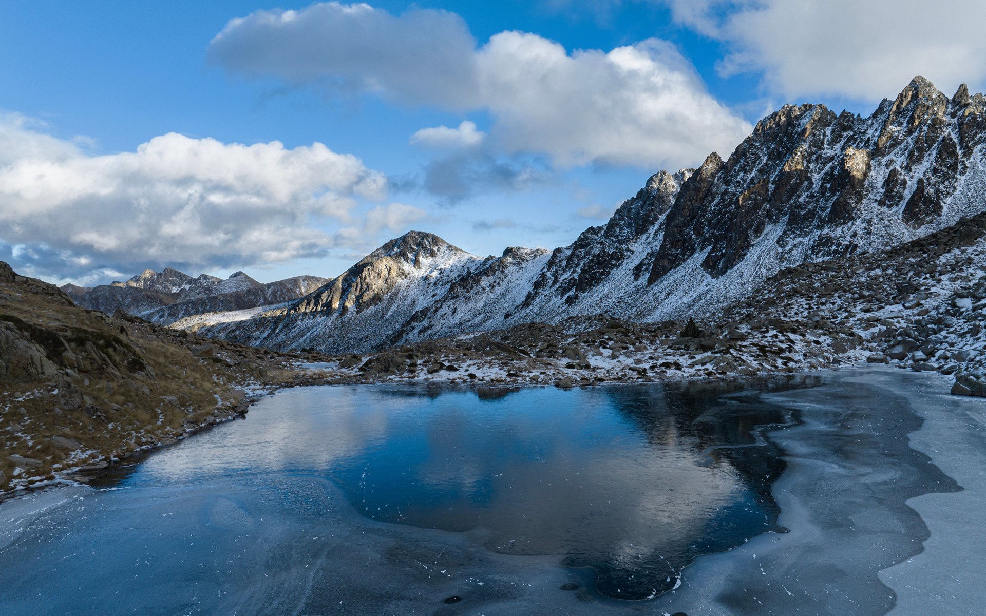 Холодный мороз покрывает льдом воду горного озера