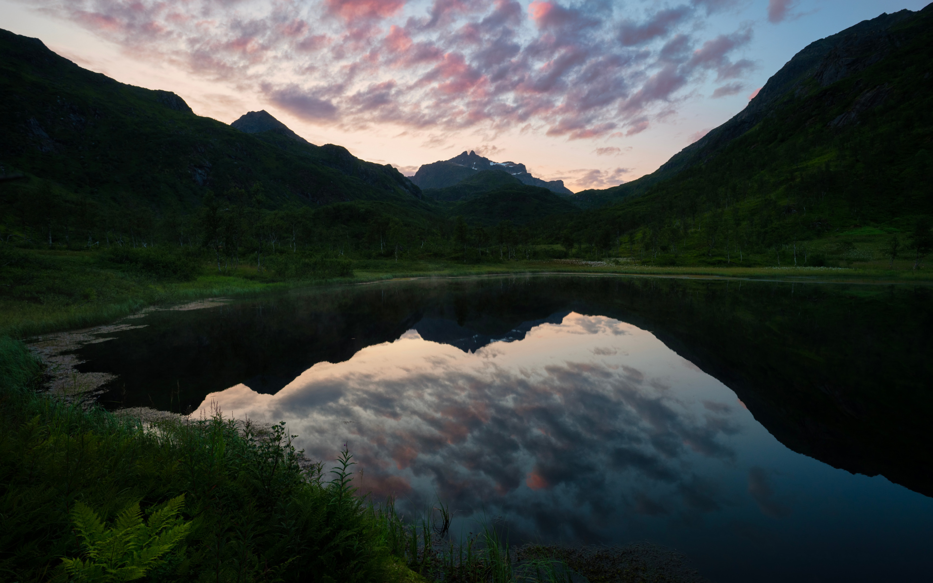 Вечернее небо отражается в горном озере