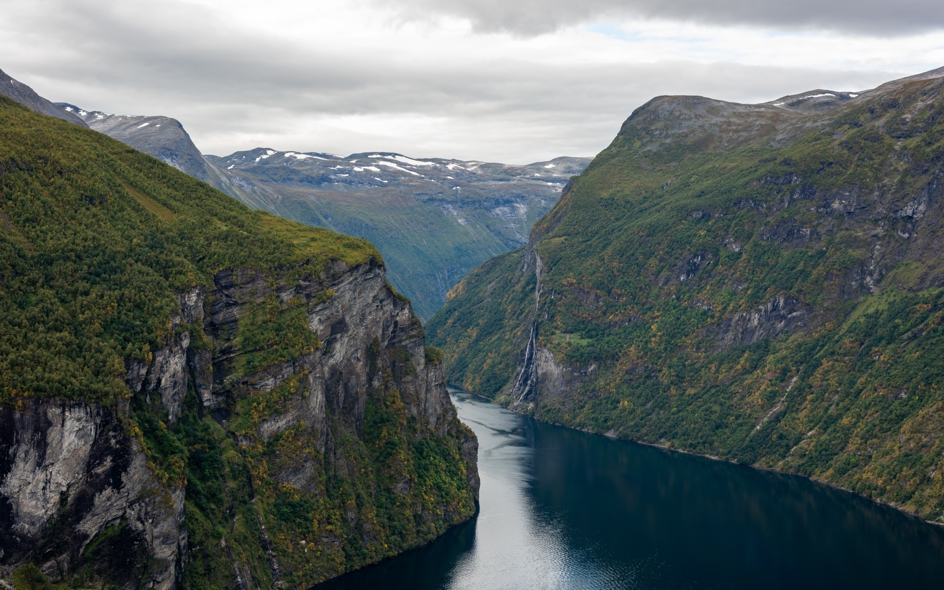 Река протекает между высоких гор 