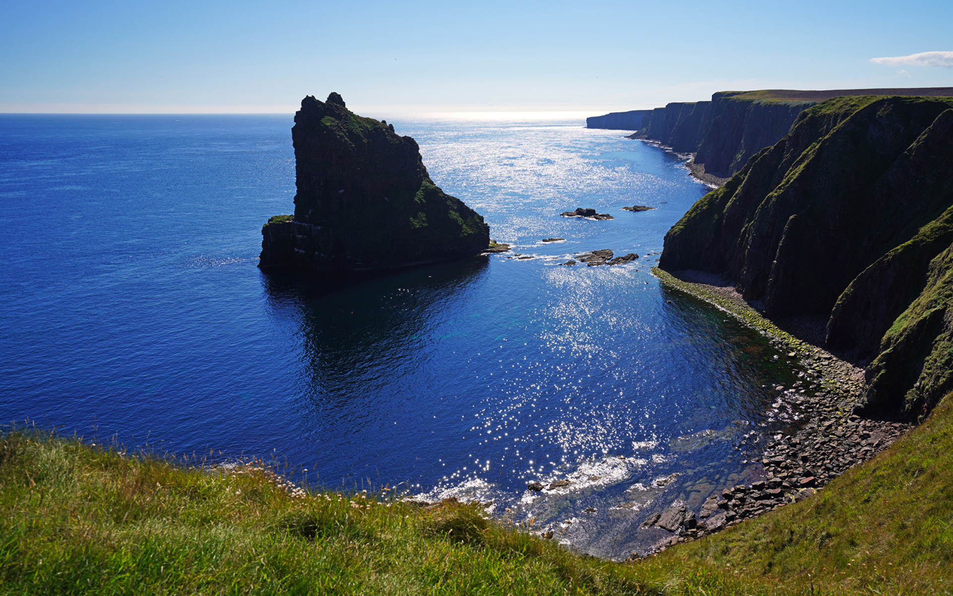 Холодная морская вода у скал