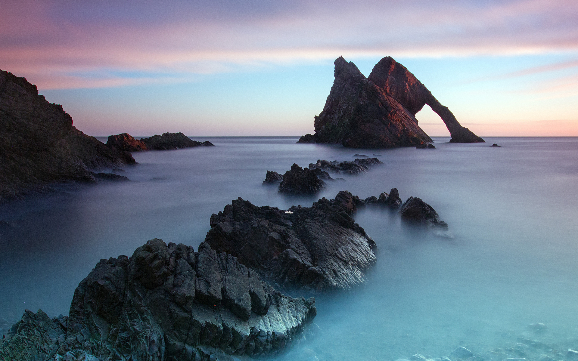 Большие камни в холодной морской воде