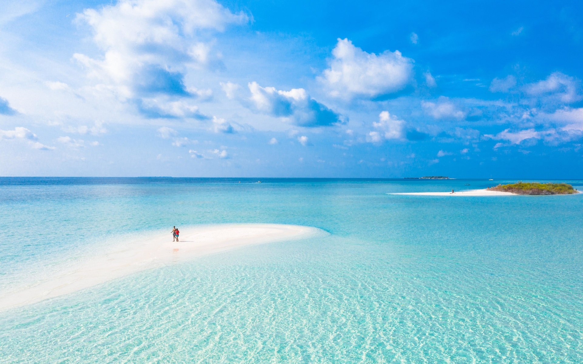 Низкое небо над голубой водой океана