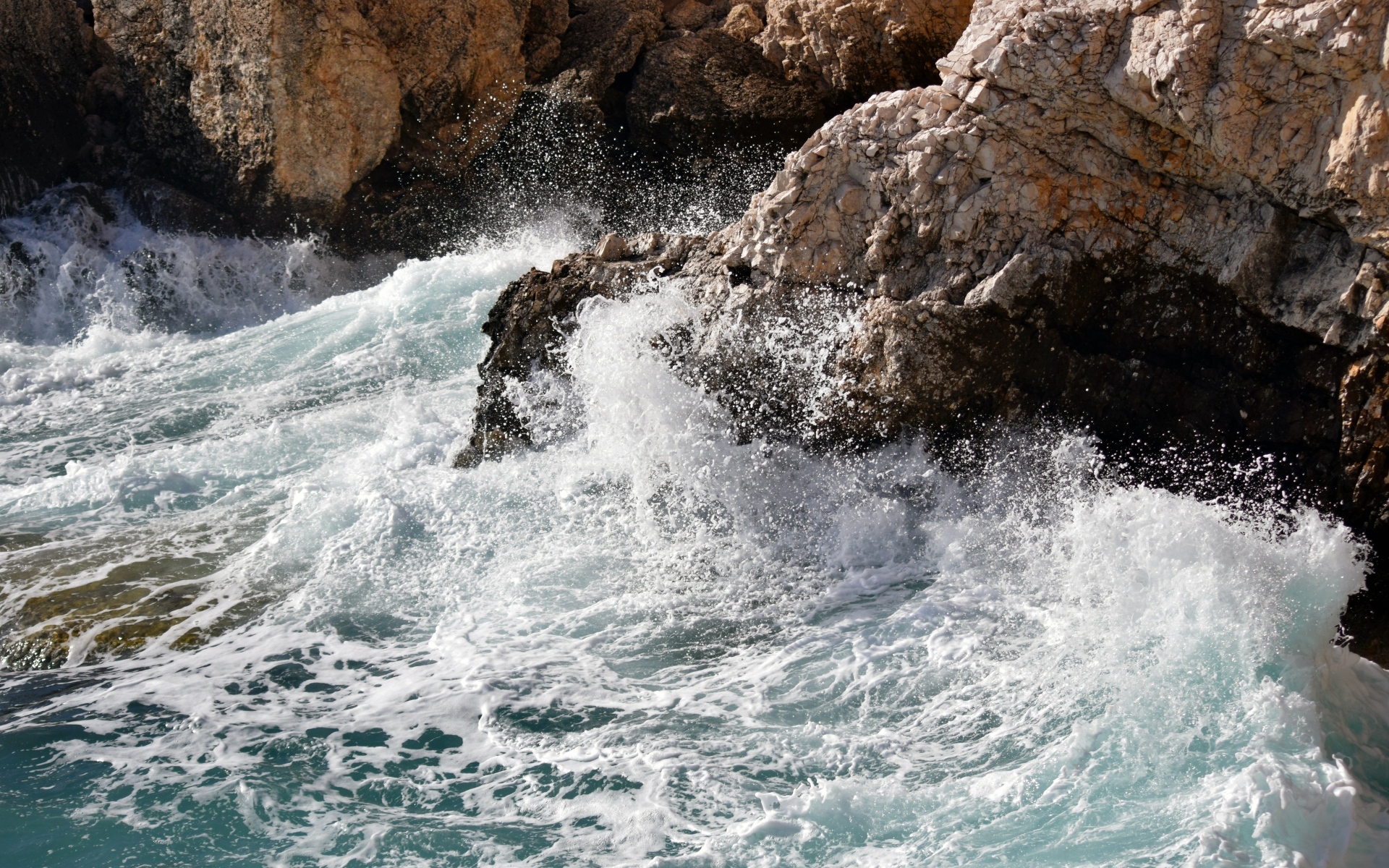 Бушующие морские волны бьются о камни