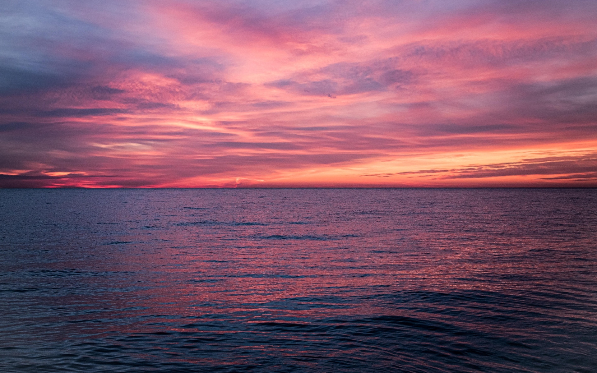 Красный закат над спокойным морем