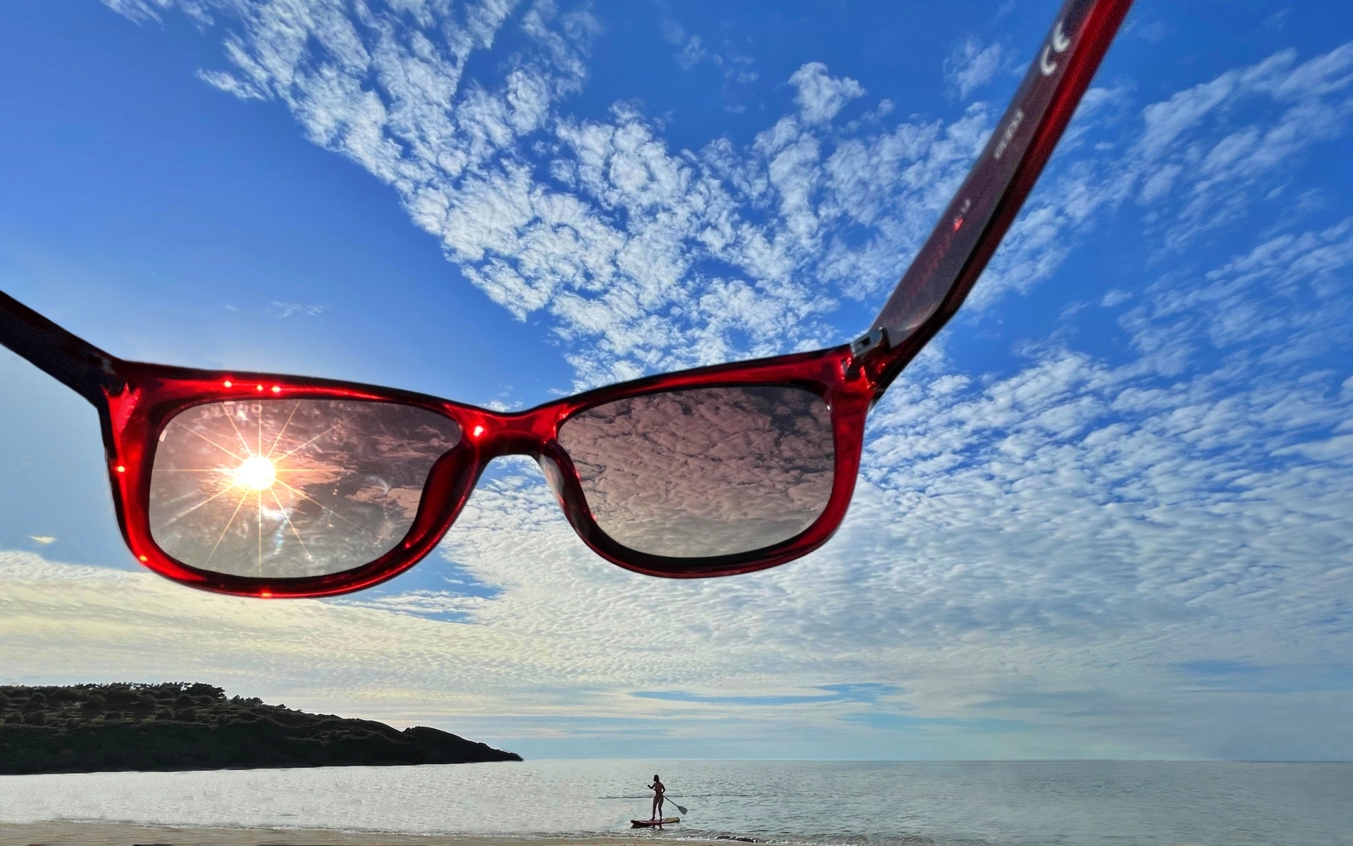 Солнечные очки на фоне неба летом
