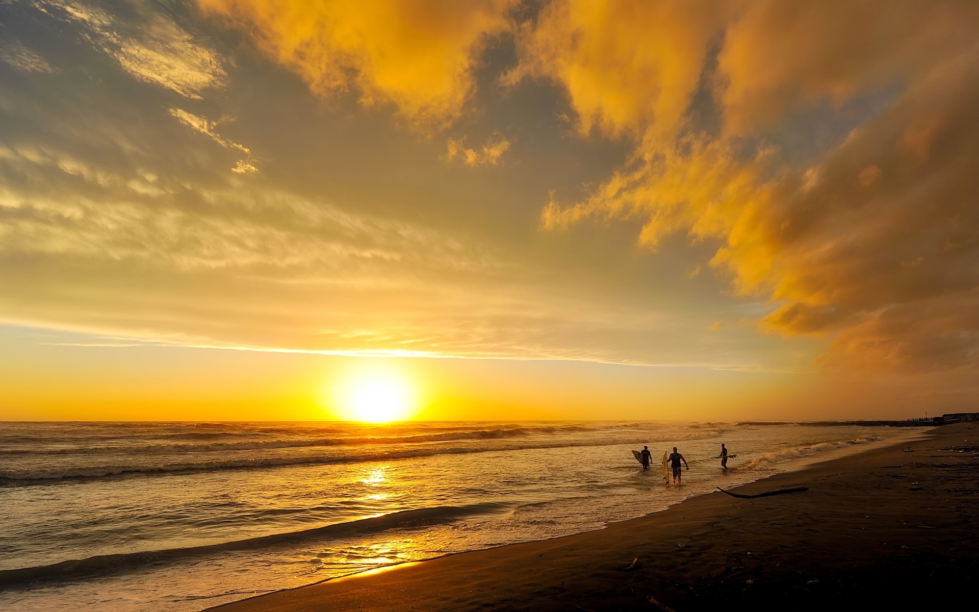 Красивый низкий закат солнца над морем