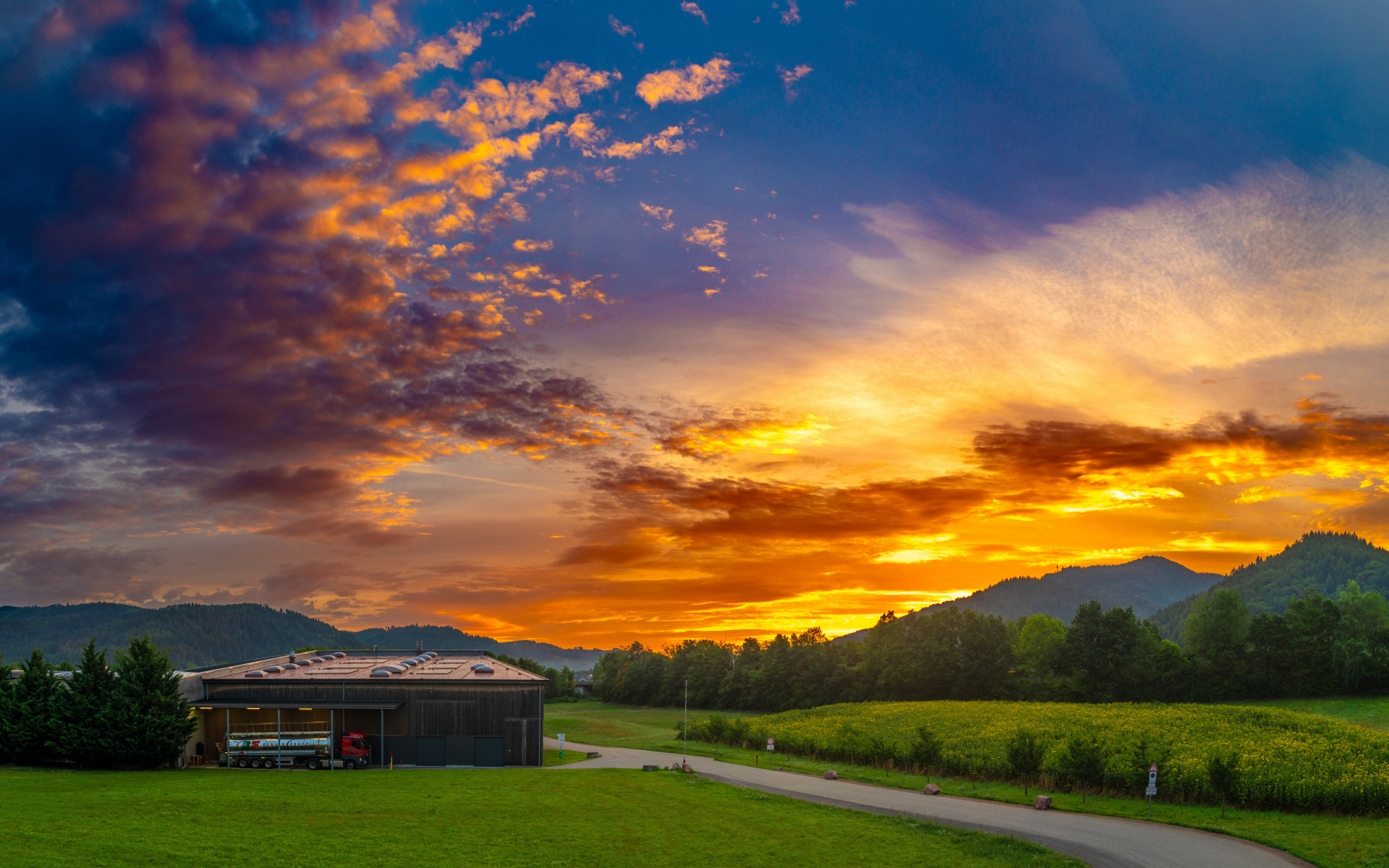 Красивое небо на закате солнца над домом