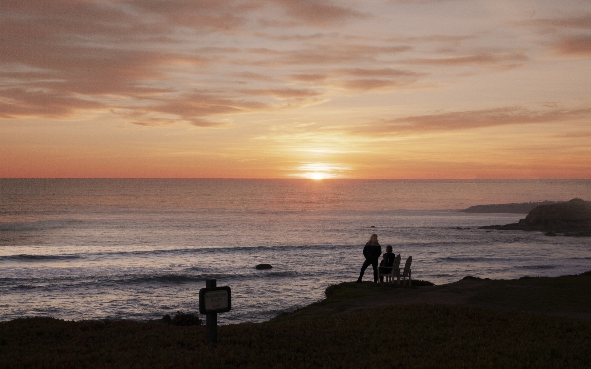 Красивый закат летнего солнца над морем