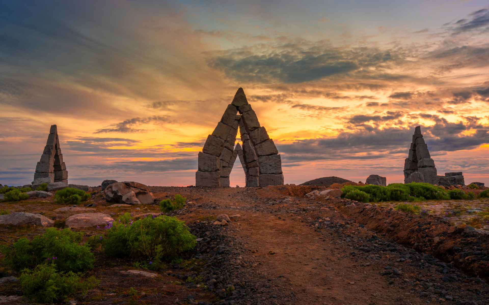 Каменные арки на фоне красивого неба на закате солнца
