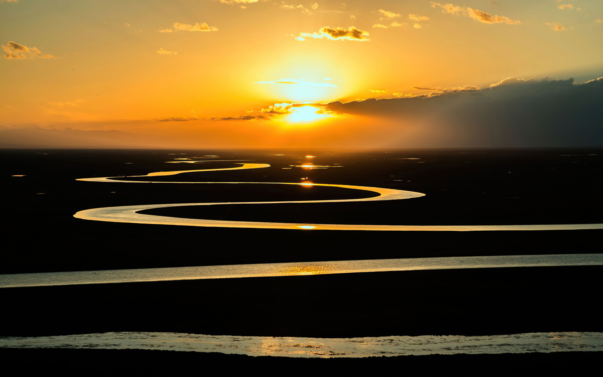 Извилистая река в лучах солнца на закате