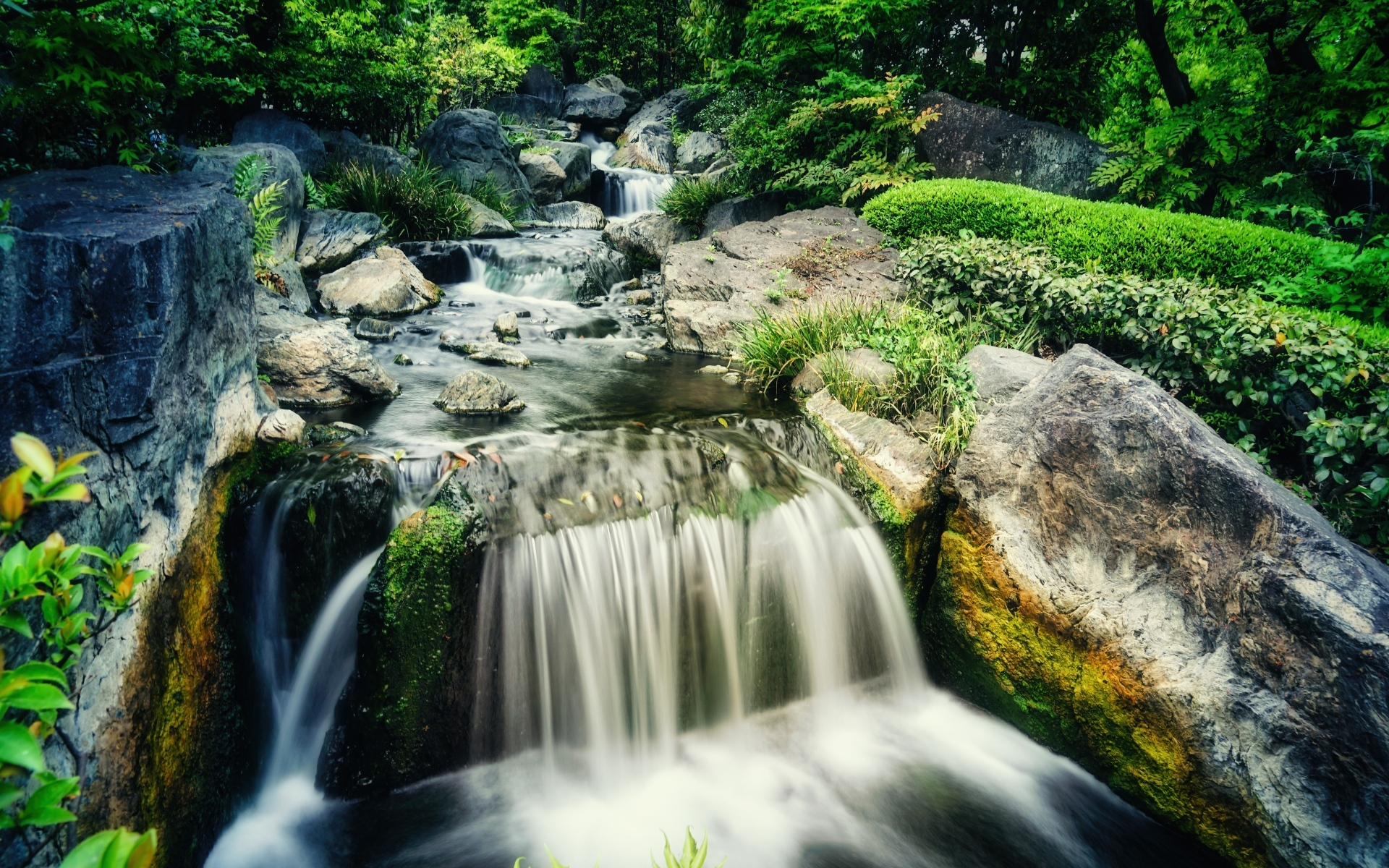 Водопад стекает по камням лесной горной реки